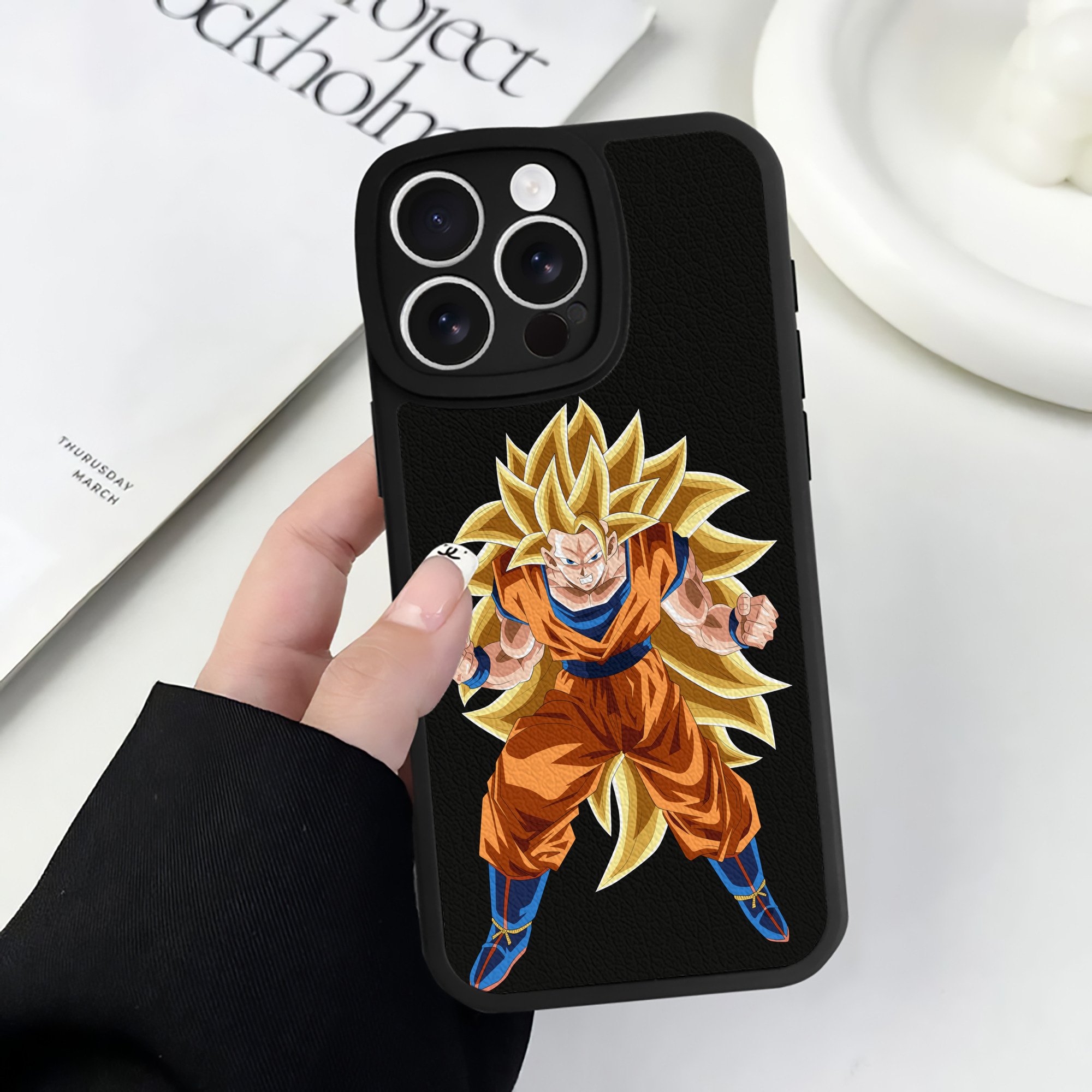 （画像用） ドラゴンボール 孫悟空（そん ごくう）Son Goku カカロット DRAGON BALL Kakarotto 【iPhone 16シリーズ対応】シリコンスマホケース（レザー調） 材質：シリコン